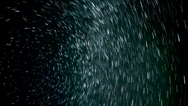 Звездные тропы в ночном небе — стоковое видео