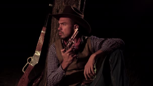 Cowboy fegyverrel az erdőben éjszaka — Stock videók