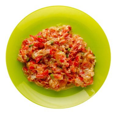 Haşlanmış domates soğan beyaz arka plan üzerinde izole bir plaka ile. haşlanmış domates soğan en iyi manzaralı. Vejetaryen Gıda