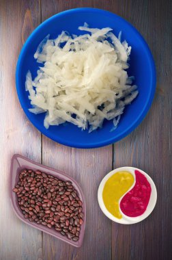 Daikon ahşap arka plan üzerinde. Daikon bir plaka üzerinde