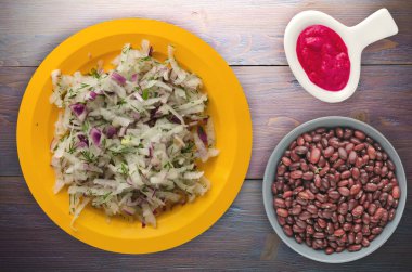 salata daikon, soğan ve bir ahşap zemin üzerine dereotu. bir tabak salata