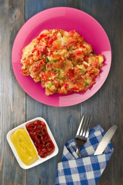 Haşlanmış domates soğan bir plaka üzerinde bir ahşap arka plan ile. haşlanmış domates soğan en iyi manzaralı. Vejetaryen Gıda