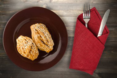 kek bir plaka üstüne susam ile görüntüleyin. Susam ahşap zemin ile kek