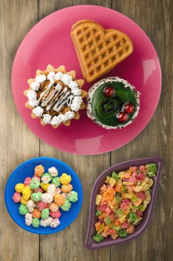 kek bir ahşap zemin üzerinde. kek üzerine bir tabak Üstten Görünüm