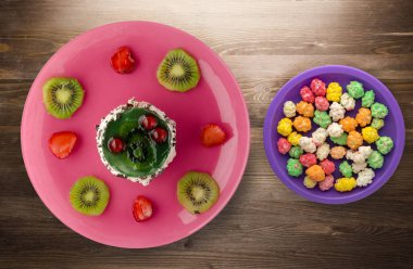 tatlı kek kivi ve çilek ahşap arka plan üzerinde. Festival tatlı bir plaka Üstten Görünüm