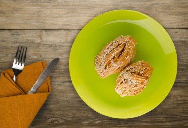 kek bir plaka üstüne susam ile görüntüleyin. Susam ahşap zemin ile kek