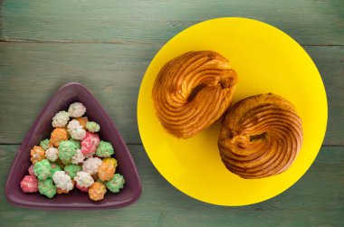 kremalı pasta bir plaka üzerinde. ahşap arka plan üzerinde muhallebi pasta. pasta Üstten Görünüm