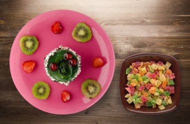 tatlı kek kivi ve çilek ahşap arka plan üzerinde. Festival tatlı bir plaka Üstten Görünüm