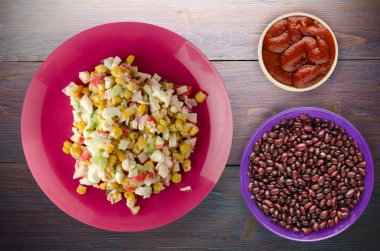 Yengeç Salata bir plaka üzerinde. Yengeç'ın salata ahşap arka plan üzerinde