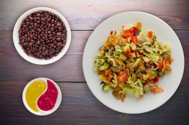 salata tavuk mideleri sebzeler (havuç, soğan, biber, lahana, domates, brokoli) ile. ahşap arka plan üzerinde bir tabakta Tavuk salatası