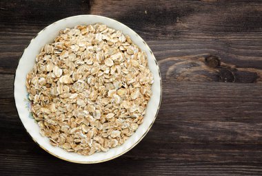   Ahşap bir masa üzerinde yulaf ezmesi. Yulaf ezmesi üstten görünüm. Sağlıklı gıda .