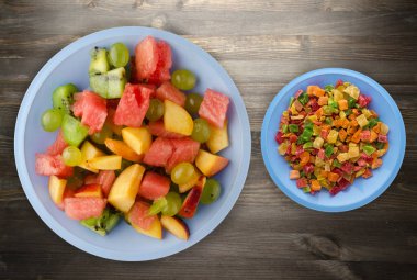 ahşap arka plan üzerinde meyve salatası. Vejetaryen salata meyve bir plaka üzerinde