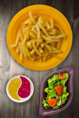  ahşap arka plan üzerinde patates kızartma. kızartma patates bir plaka üzerinde