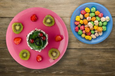 tatlı kek kivi ve çilek ahşap arka plan üzerinde. Festival tatlı bir plaka Üstten Görünüm