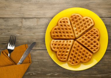 Belçika waffle ahşap arka plan. Waffle plaka üstten görünüm üzerinde