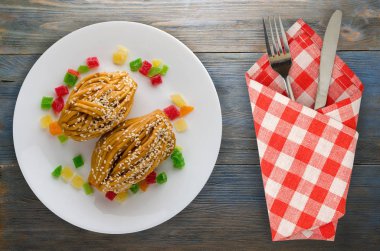 pasta plaka üstten görünüm sweets ile ahşap arka plan .cake üzerinde tatlılar