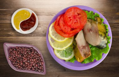 bir plaka üzerinde füme uskumru. uskumru limon ve ahşap arka plan üzerinde domates