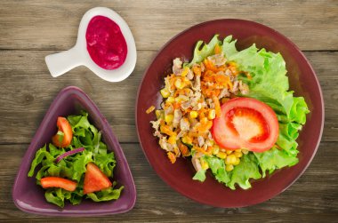 tavuk mideleri havuç ve Mısır ve bir tabak salataya salata. ahşap arka plan üzerinde Sebzeli tavuk salatası