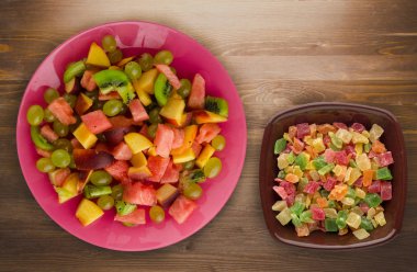 ahşap arka plan üzerinde meyve salatası. Vejetaryen salata meyve bir plaka üzerinde