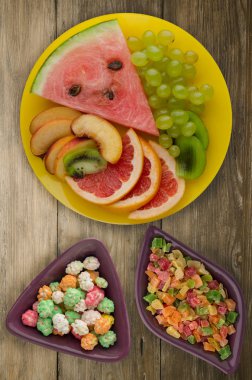 meyve bir ahşap arka plan üzerine dilimlenmiş. meyve bir tabağa dilimlenmiş