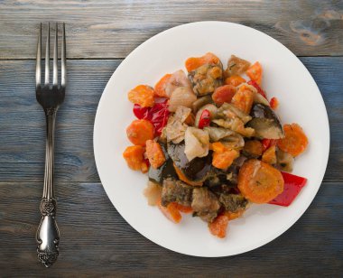 ahşap arka plan üzerinde sebze güveç. Bulgarca olarak güveç