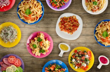 Makarna sebze ve sos bir tablo. Bir tabak spagetti. Akdeniz yemekleri