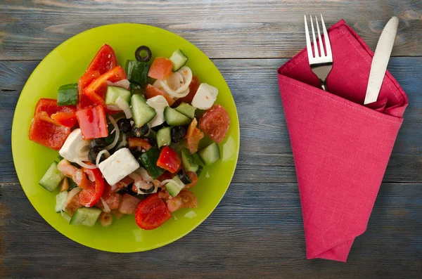 Salade Grecque Sur Fond Bois Salade Grecque Sur Une Assiette — Photo