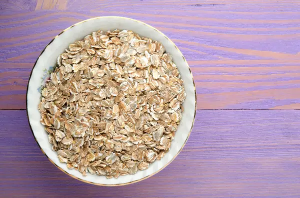 燕麦粥木制的桌子上 燕麦粥顶视图 健康的食物 — 图库照片