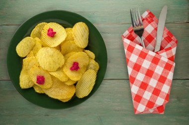 bir tabak patates cipsi. ahşap arka plan üzerinde fiş .