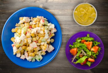 Yengeç Salata bir plaka üzerinde. Yengeç'ın salata ahşap arka plan üzerinde