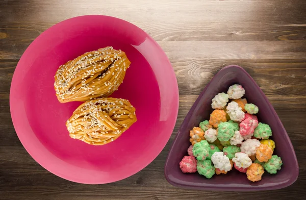 kek bir plaka üstüne susam ile görüntüleyin. Susam ahşap zemin ile kek