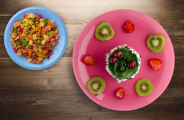 tatlı kek kivi ve çilek ahşap arka plan üzerinde. Festival tatlı bir plaka Üstten Görünüm