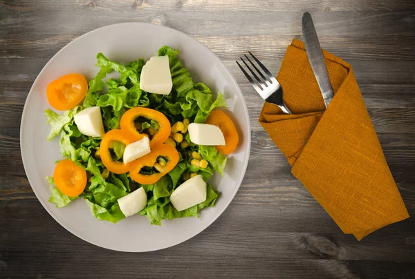 Salade Fromage Laitue Maïs Poivre Sur Fond Bois Salade Végétarienne — Photo