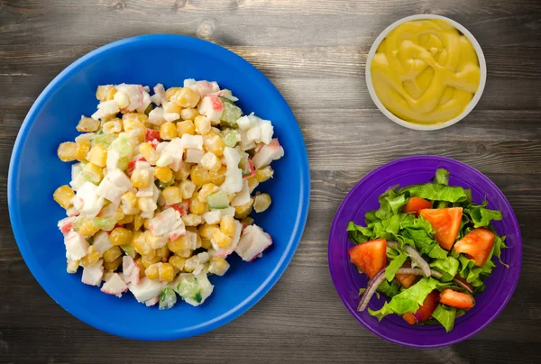 Yengeç Salata bir plaka üzerinde. Yengeç'ın salata ahşap arka plan üzerinde