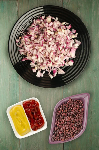 ahşap arka plan üzerinde kırmızı soğan. bir plaka üzerinde doğranmış kırmızı soğan