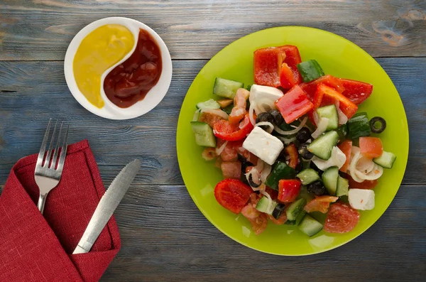 Ensalada Griega Sobre Fondo Madera Ensalada Griega Una Vista Superior — Foto de Stock