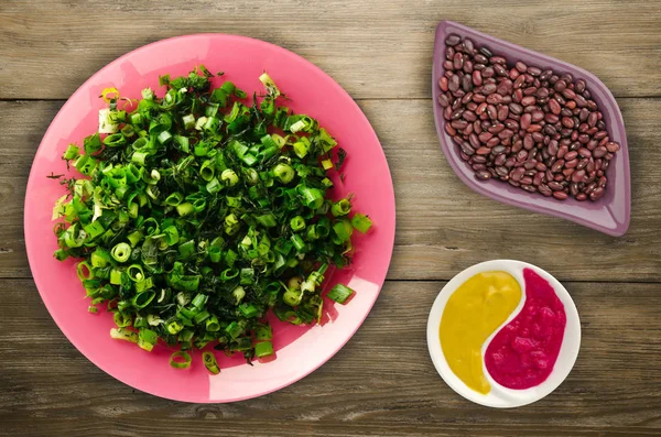 Vejetaryen Gıda. soğan ve dereotu ahşap arka plan üzerinde bir tabakta. sağlıklı gıda