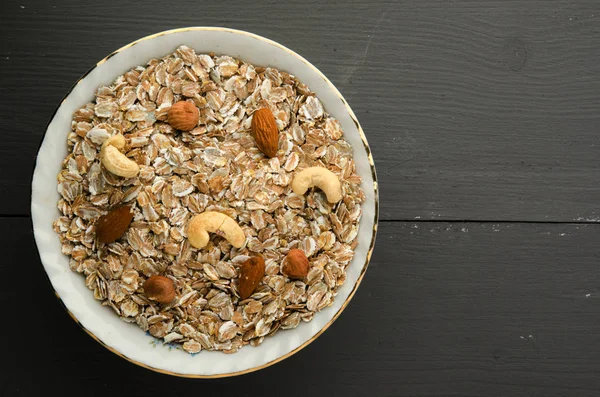 Fındıklı müsli. müsli ahşap bir masa üzerinde. müsli üstten görünüm. sağlıklı gıda