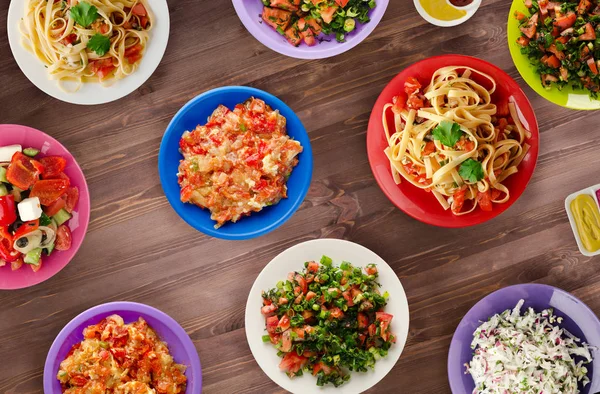 Makarna sebze ve sos bir tablo. Bir tabak spagetti. Akdeniz yemekleri