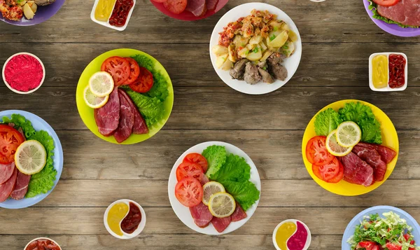 et yemekleri bir plaka üzerinde. bir tabak salata. masaya yiyecek bolluğu. Gıda üstten görünüm
