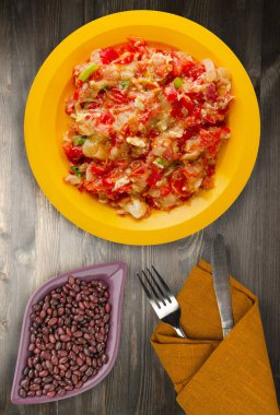 Haşlanmış domates soğan bir plaka üzerinde bir ahşap arka plan ile. haşlanmış domates soğan en iyi manzaralı. Vejetaryen Gıda