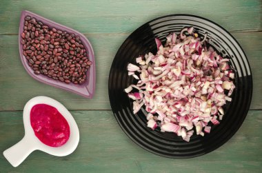 ahşap arka plan üzerinde kırmızı soğan. bir plaka üzerinde doğranmış kırmızı soğan