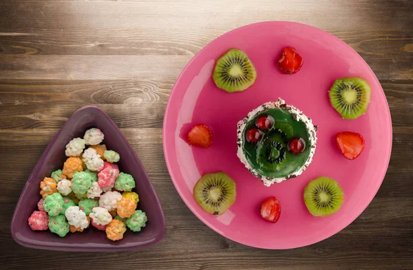 tatlı kek kivi ve çilek ahşap arka plan üzerinde. Festival tatlı bir plaka Üstten Görünüm