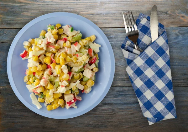 Yengeç Salata bir plaka üzerinde. Yengeç'ın salata ahşap arka plan üzerinde