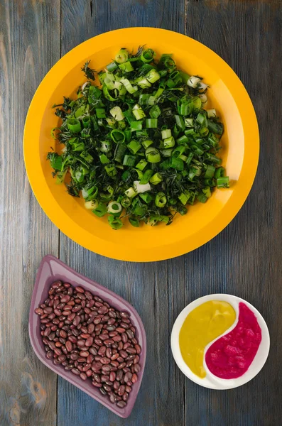 Vejetaryen Gıda. soğan ve dereotu ahşap arka plan üzerinde bir tabakta. sağlıklı gıda