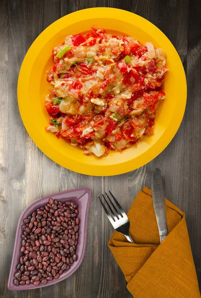 Haşlanmış domates soğan bir plaka üzerinde bir ahşap arka plan ile. haşlanmış domates soğan en iyi manzaralı. Vejetaryen Gıda