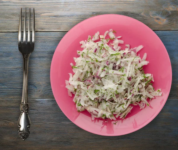 Daikon Saláta Hagyma Kapros Egy Fából Készült Háttér Egy Tányér — Stock Fotó