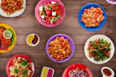 Makarna sebze ve sos bir tablo. Bir tabak spagetti. Akdeniz yemekleri