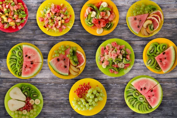 sağlıklı gıda. meyve salataları masanın üzerinde. Vegan gıda