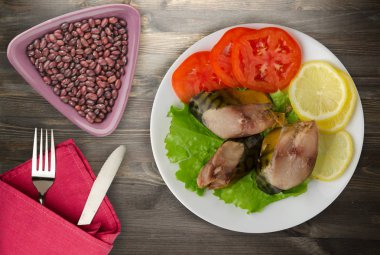 bir plaka üzerinde füme uskumru. uskumru limon ve ahşap arka plan üzerinde domates